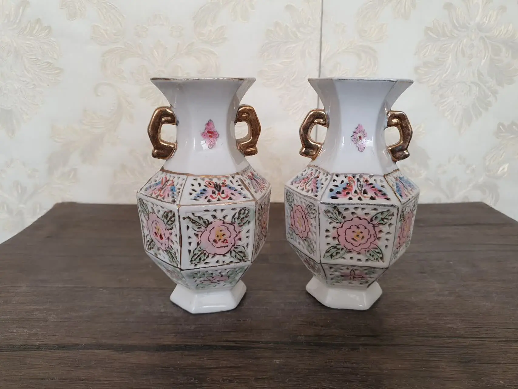 یک جفت گلدان. 
