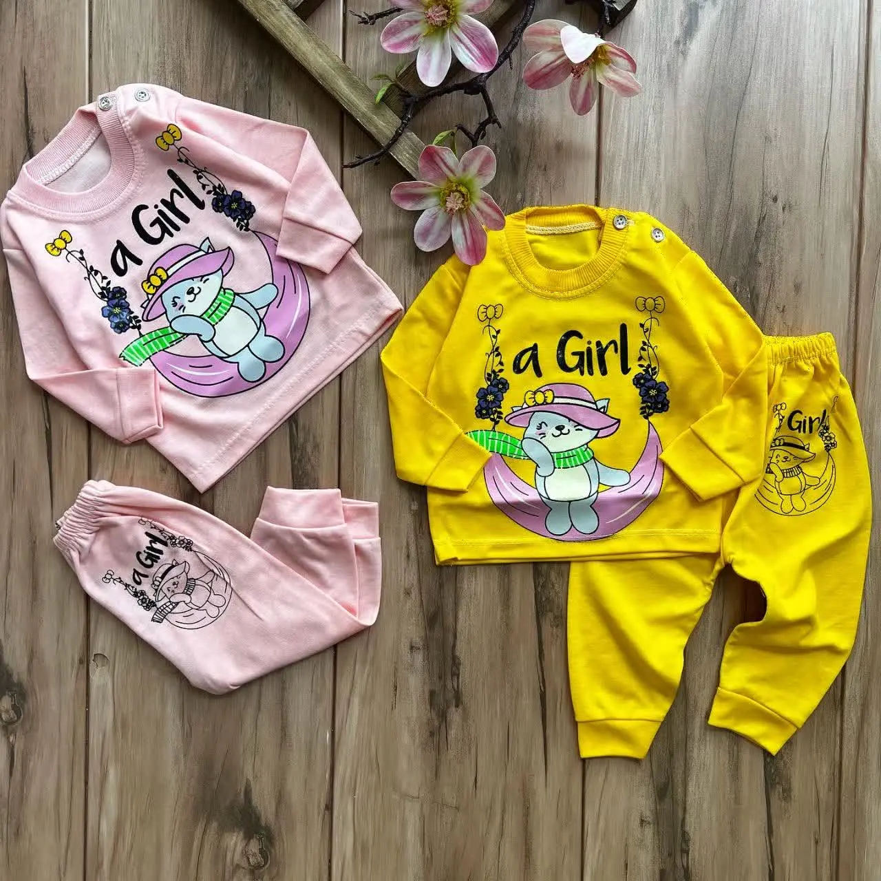 بلوز و شلوار یقه دکمه‌دار
