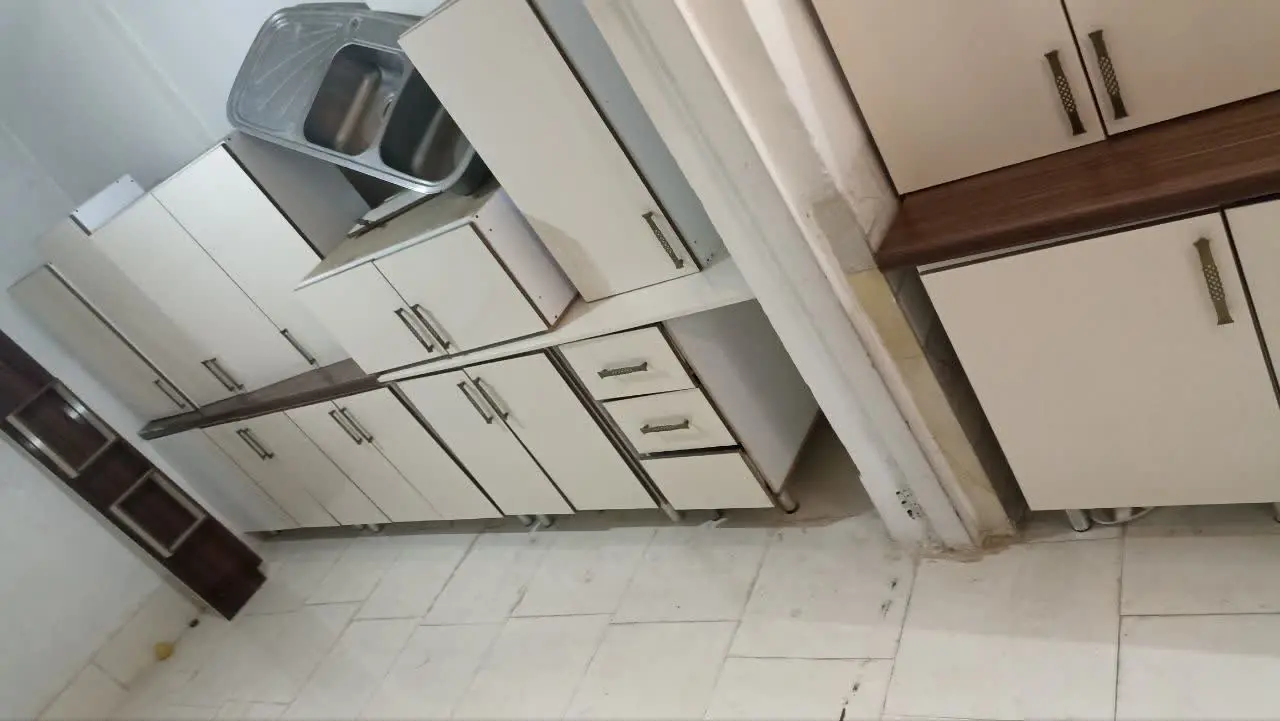 کابینت آشپزخانه‌های گلاس حدود ۵ متر زمینه با جای لباسشویی یخچال ۴ متر دیواری همراه با سینگ هود صفحه ۵سانتی 
