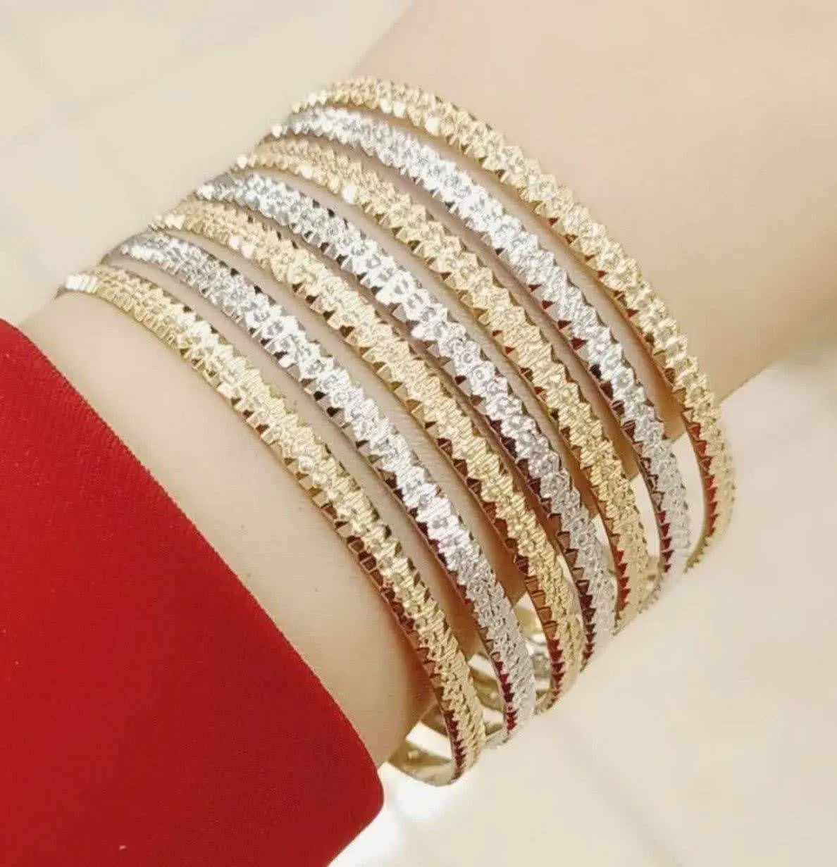 خیلی زود تموم میشه چون به شدت مدلش خاصه بجنبین 😍
