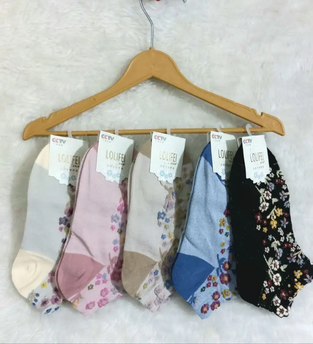 گل‌های ریز گلدوزی شده اشو دیدی؟ 😍
