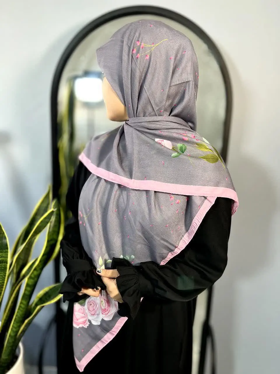 روسریه حاشیه گل رز رو زمینه طوسی 🥰
