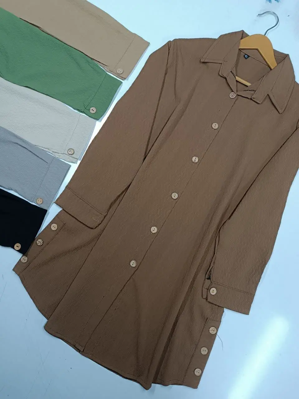 🌸 یه عیدانه بلند و ساده با پارچه باکیفیت ویو که به راحتی چروک نمیشه، دوخت مزونی داره. 
