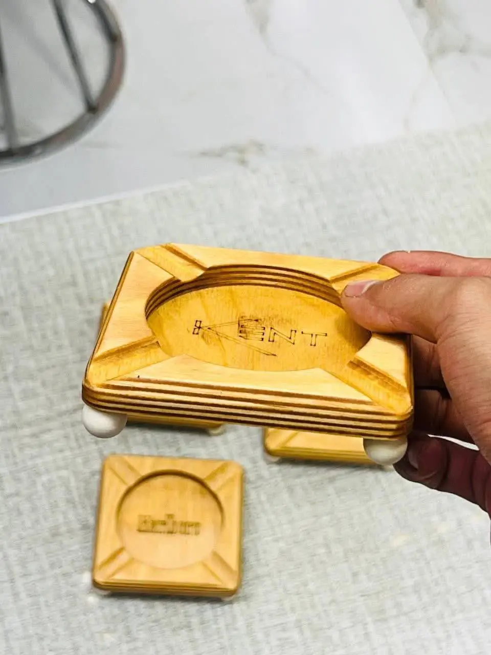 زیر سیگاری مهره دار
