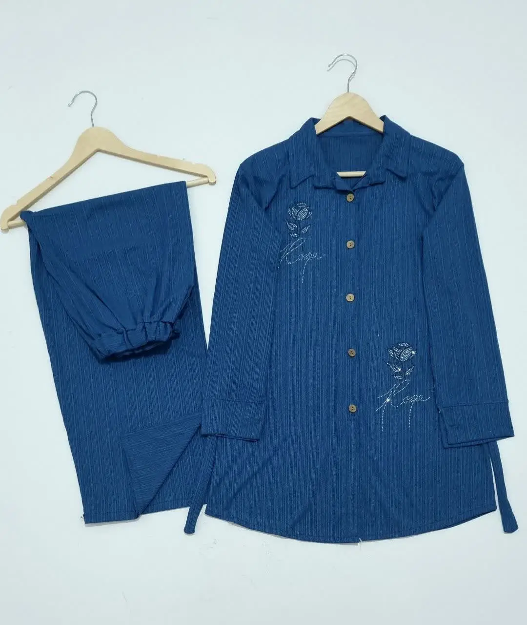 🌸 مچ استین دکمه خورده و برا تنظیم سایز کمری کار شده و برا ایستایی خوب قسمت دکمه‌ها لای کاغذی کار شده 
