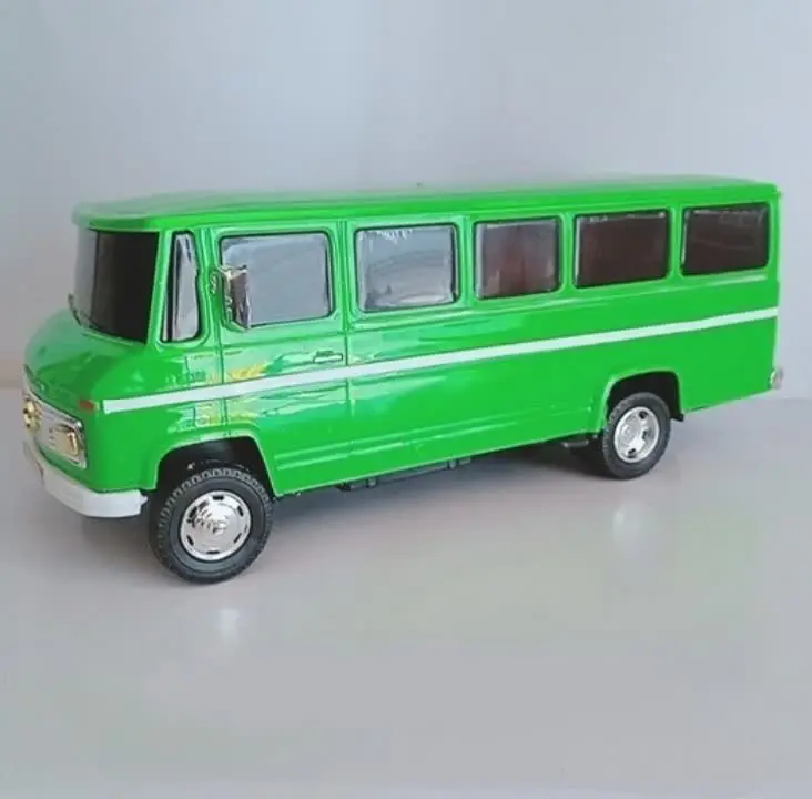 ماشین مینی‌بوس 
