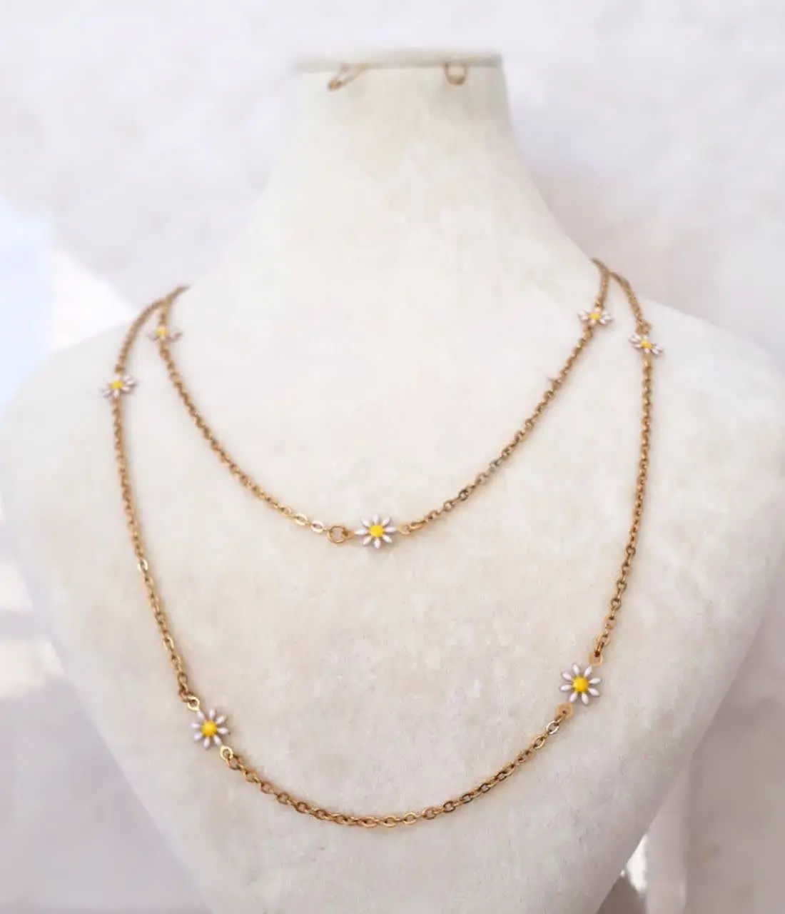 • یه رومانتویی ظریف، با حضور گل‌های بابونه‌ی قشنگمون 🌼
