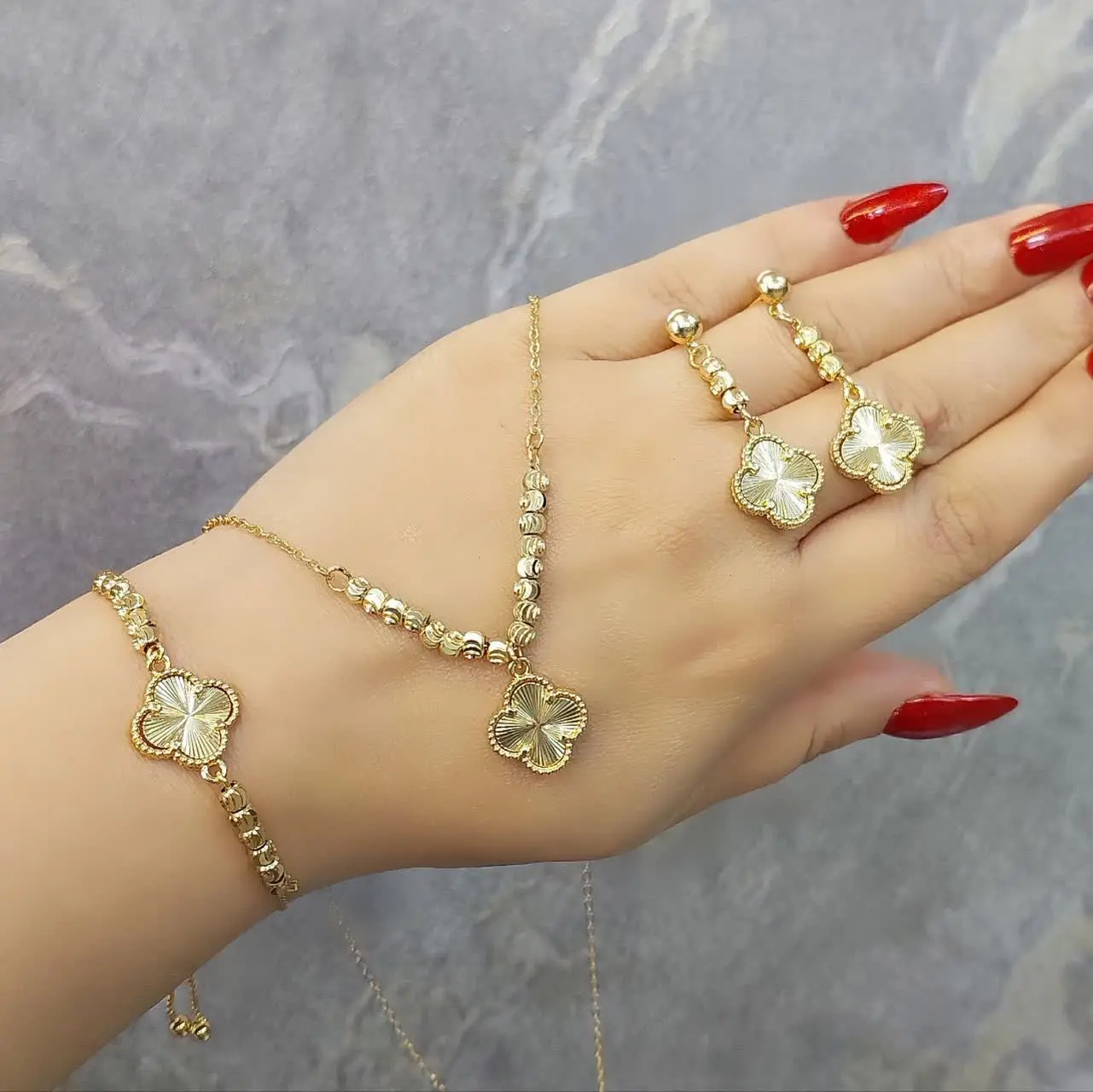 گوشواره میخی