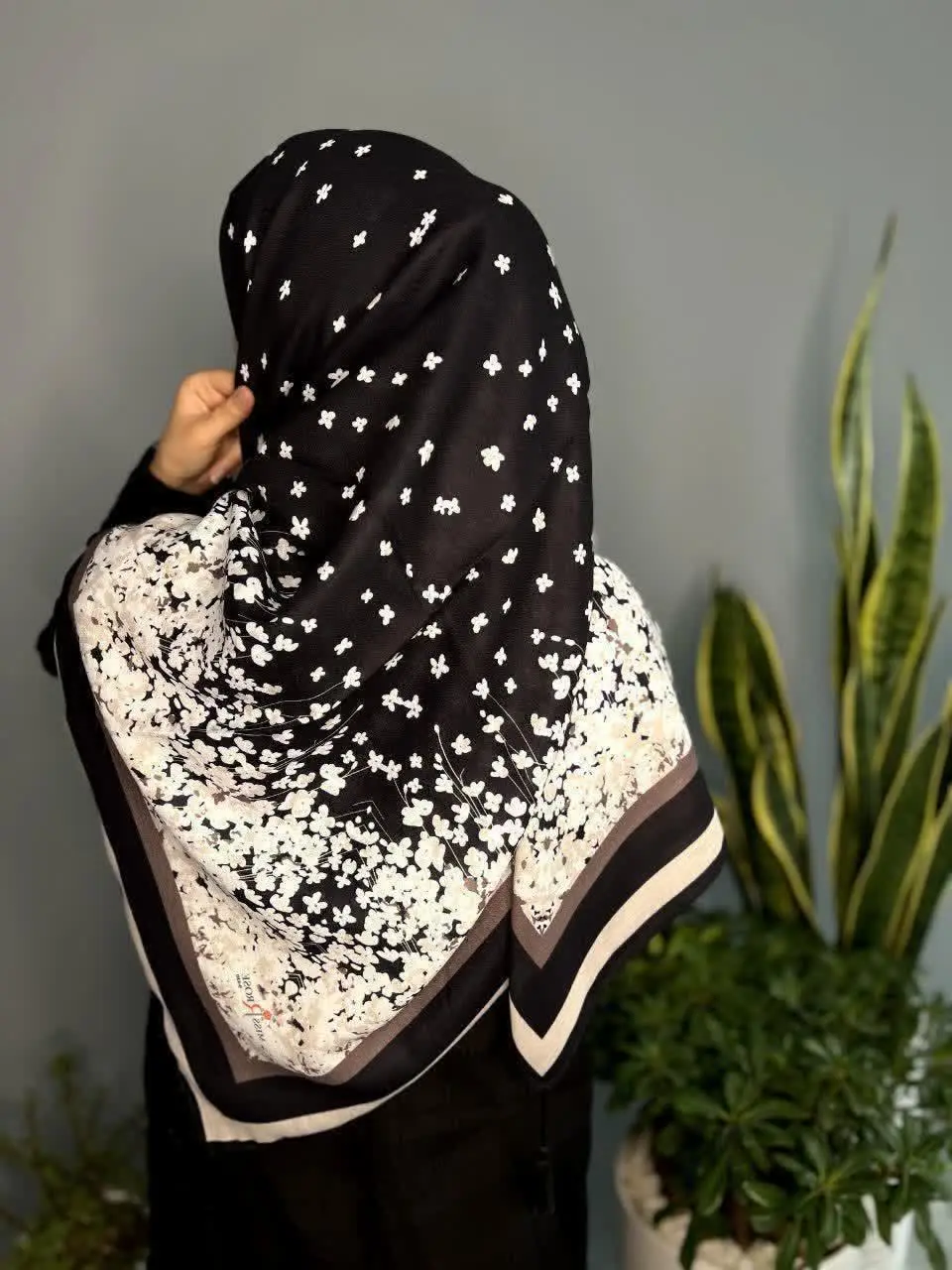 روسری مشکی با حاشیه شکوفه‌های سفید🌼
