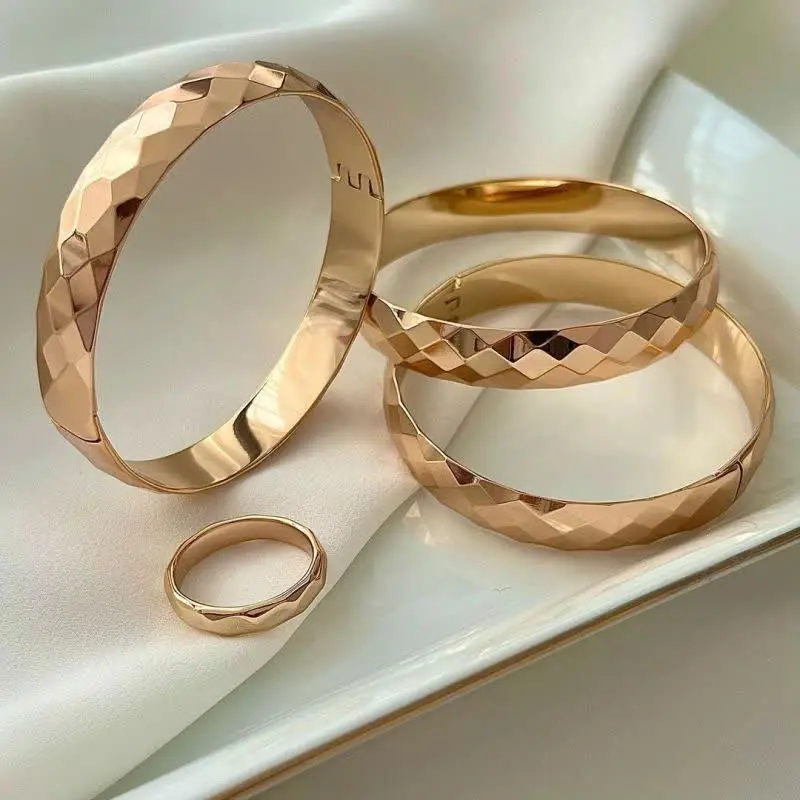 😇 مدل زنبوری برای اونایی که دوست دارن با هر استایلی ست کنن موجوده🥰
