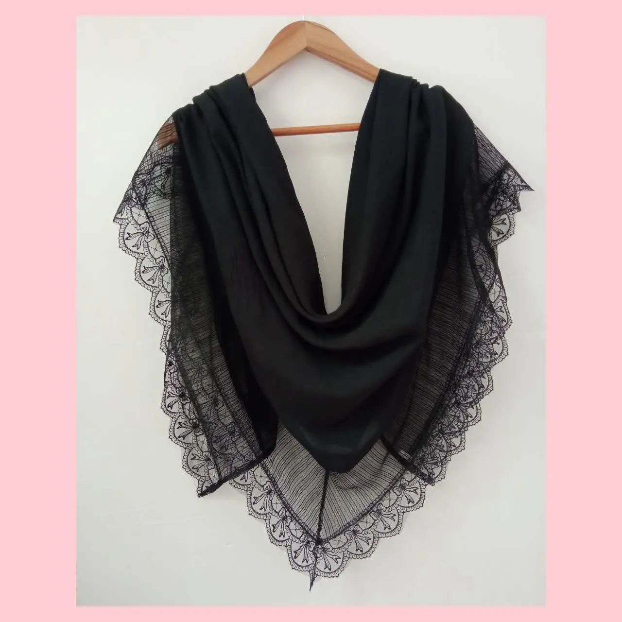 این روسری جز پرفروش‌ترین 
