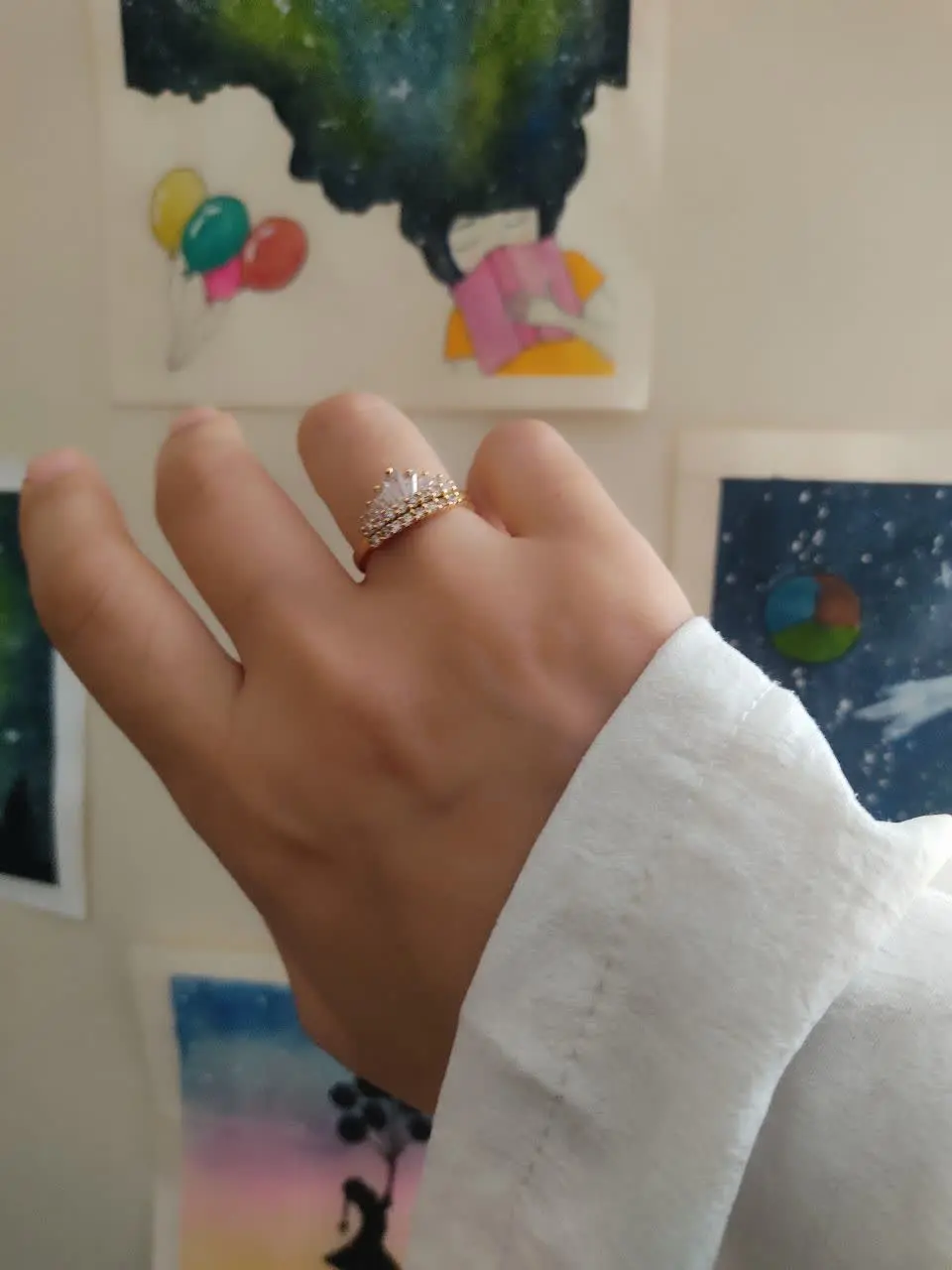 نمای توی دست انگشترای جواهری 😍
