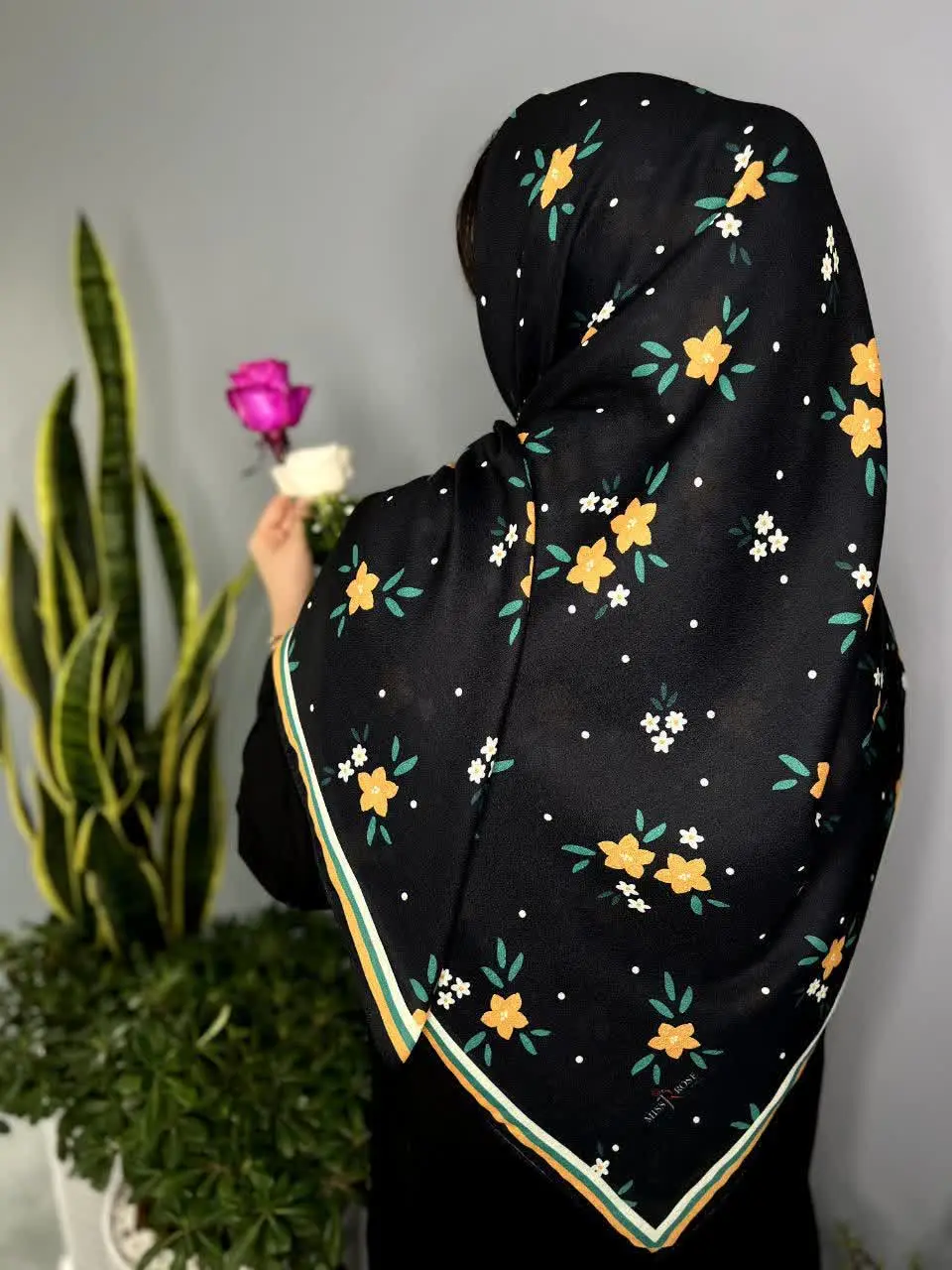 گلهای‌های نارنجی در این روسریها شادی آفرین هستن🤗
