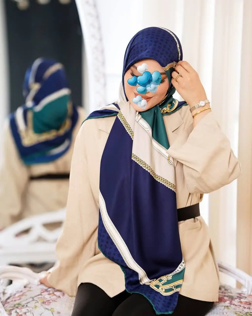 چه طرح و رنگی داره این #روسری شیک و مجلسی؛ ابریشم توییل برای هر سلیقه‌ای یه چیز خاصی رو میکنه 😃😍
