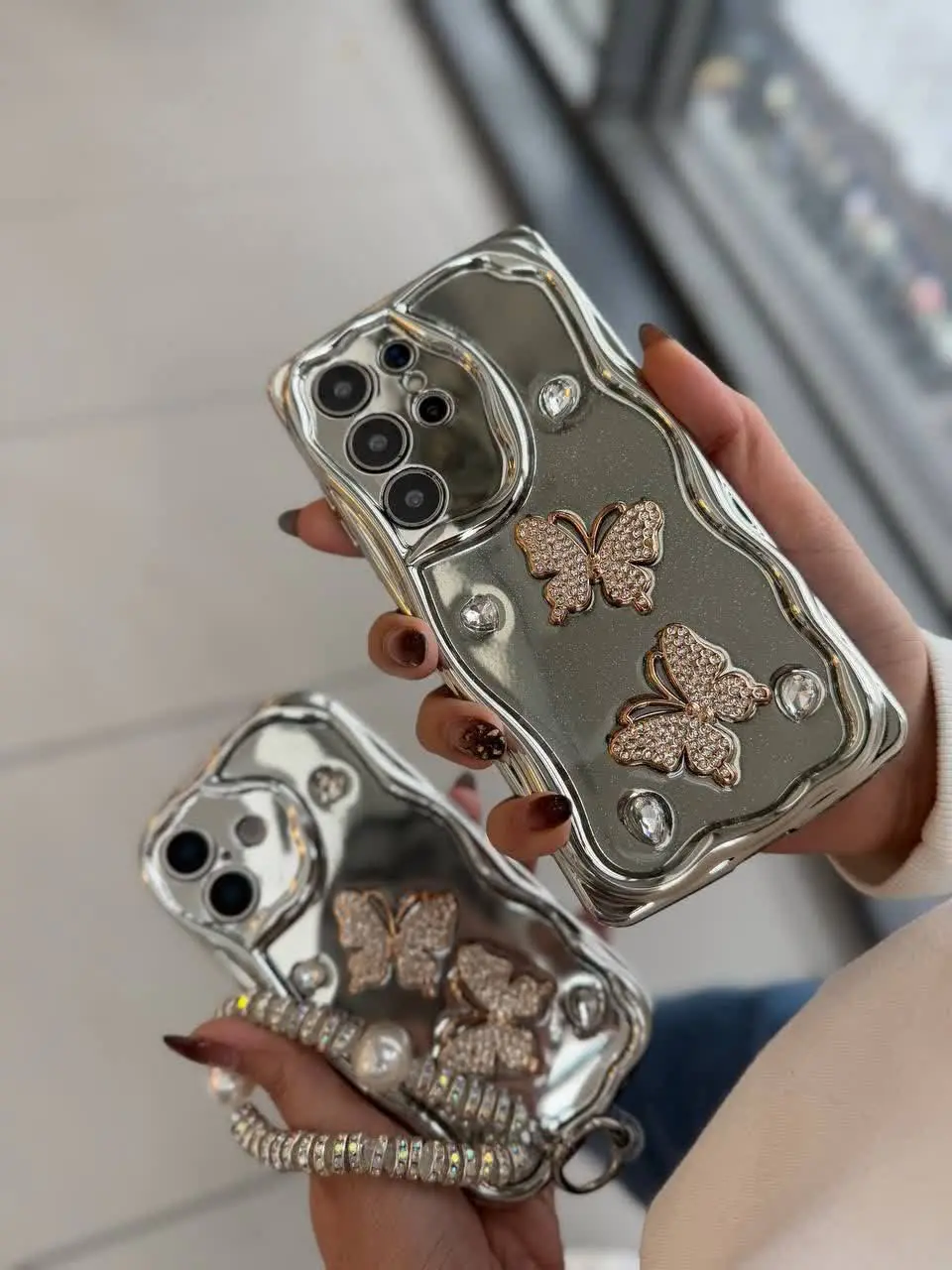 قاب پروانه سیلور اویزدار کرومی فوق العاده زیبا با اویز ست مخصوص انواع #سامسونگ #شیائومی و #آیفون 
