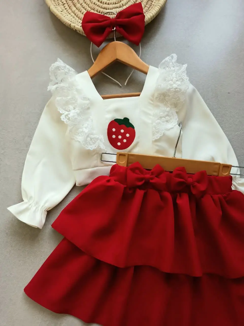 سه تیکه شامل کراپ، دامن همراه با تل
