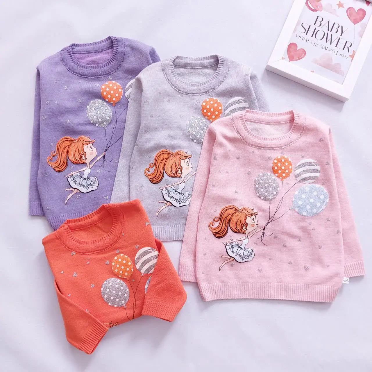 بلوز گپ دختر و بادکنک
