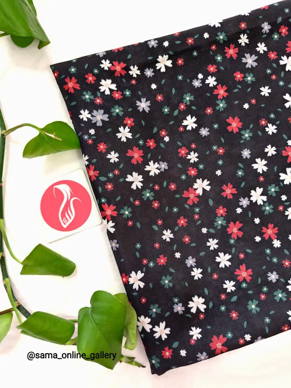 💐گل‌های ریز و شکوفه‌ای سفید و قرمز 
