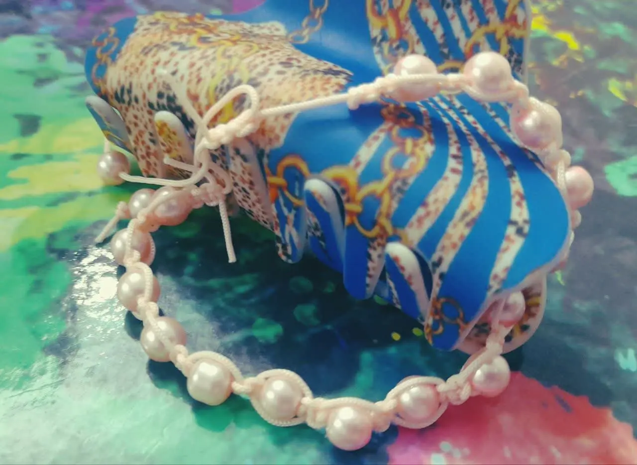 بچه‌ها این دستبند جدیدی که دیشب درست کردم 😍🌱
