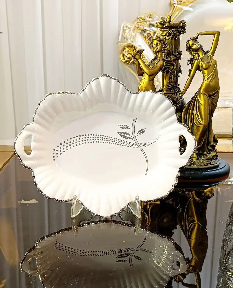 شیرینی خوری دسته دار دور نقره‌ای
