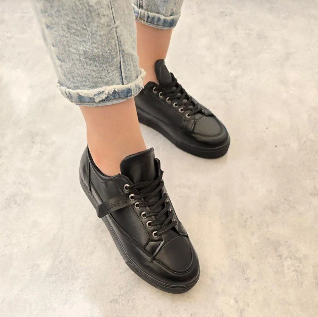 ونس جدید در دو رنگ سفید و مشکی