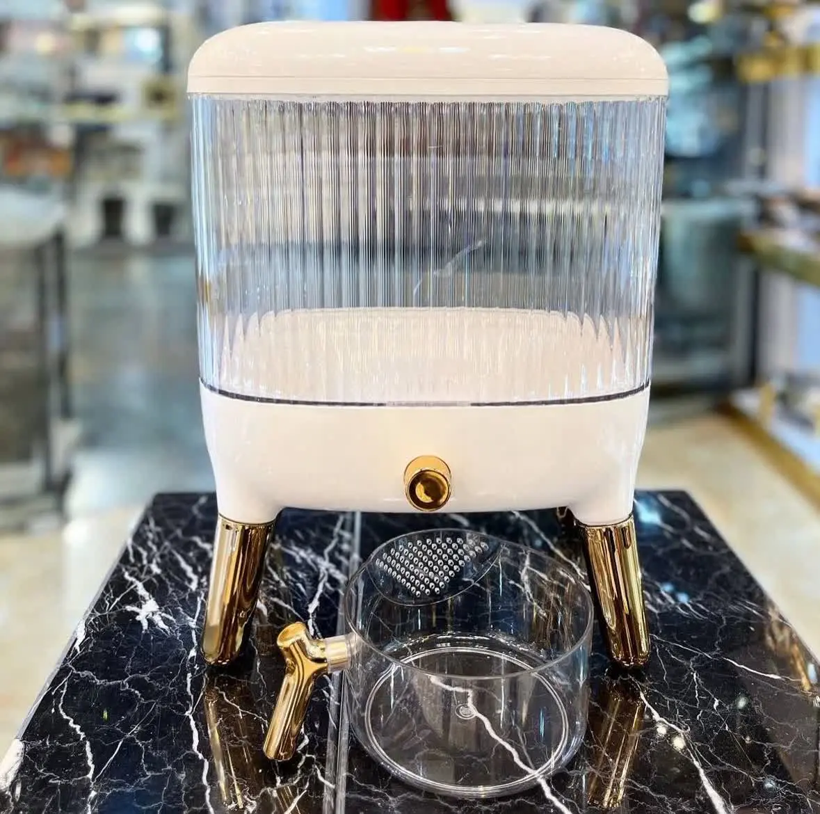 ببینید چی آوردیم براتون😍جا برنجی یک کیسه ده کیلویی جا میشه🤩
