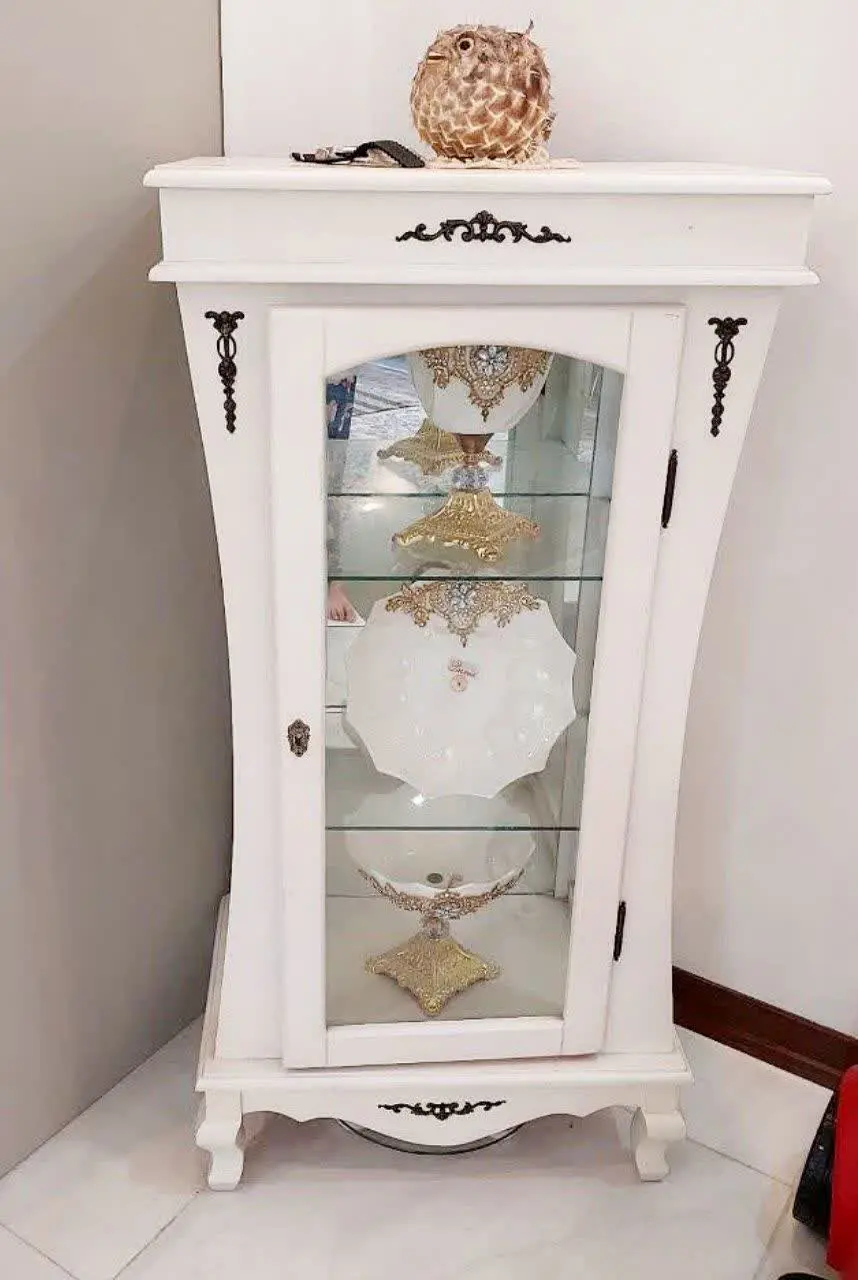 بوف سفید با وسایل داخلش