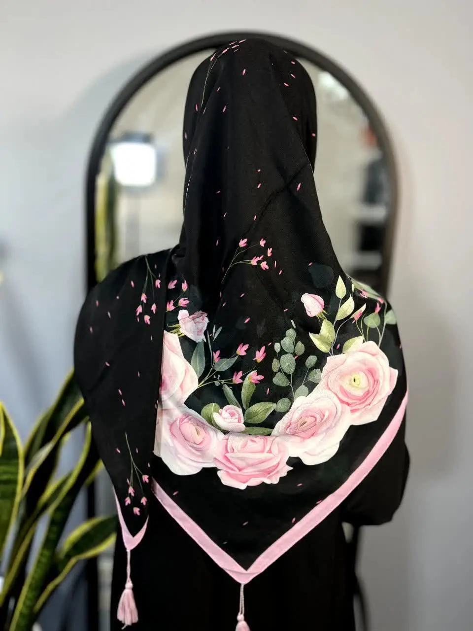 روسریه حاشیه گل رز رو زمینه مشکی🥰
