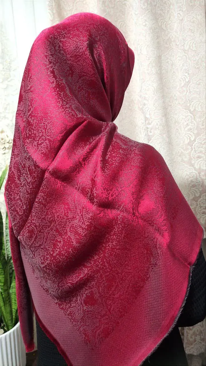 رنگ قرمز خوش رنگش که دلتو شاد میکنه ☺️
