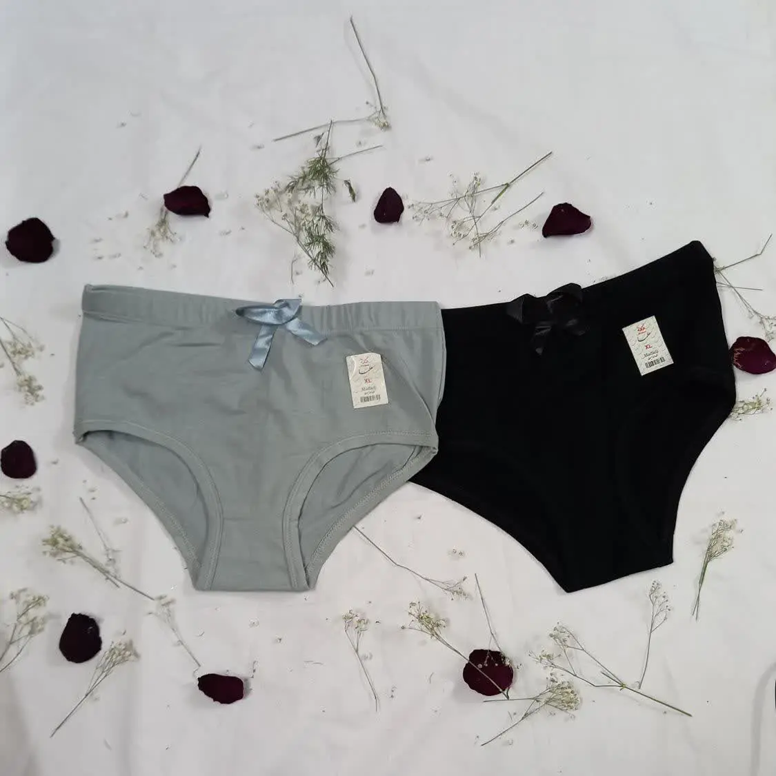 شورت زنانه موجود در دو رنگ مشکی و طوسی 
