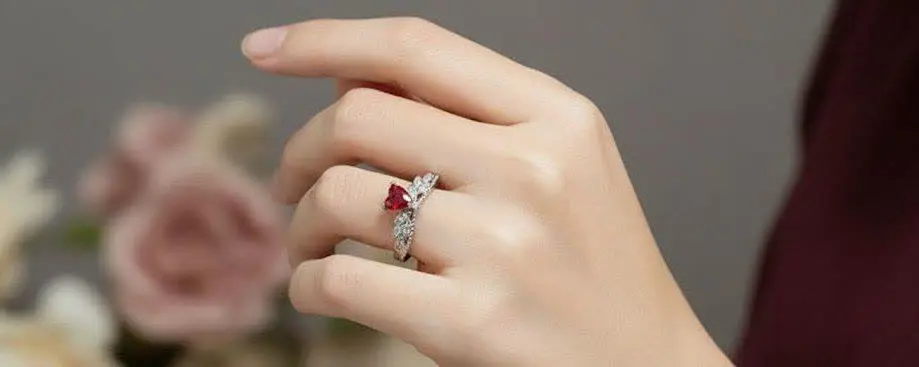 - انگشتر تاج وقلب جواهری