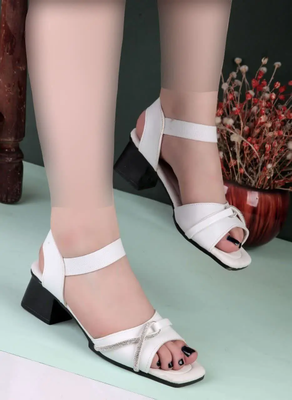 صندل جدید در دو رنگ مشکی و سفید، سبک راحت و با کیفیت، 
