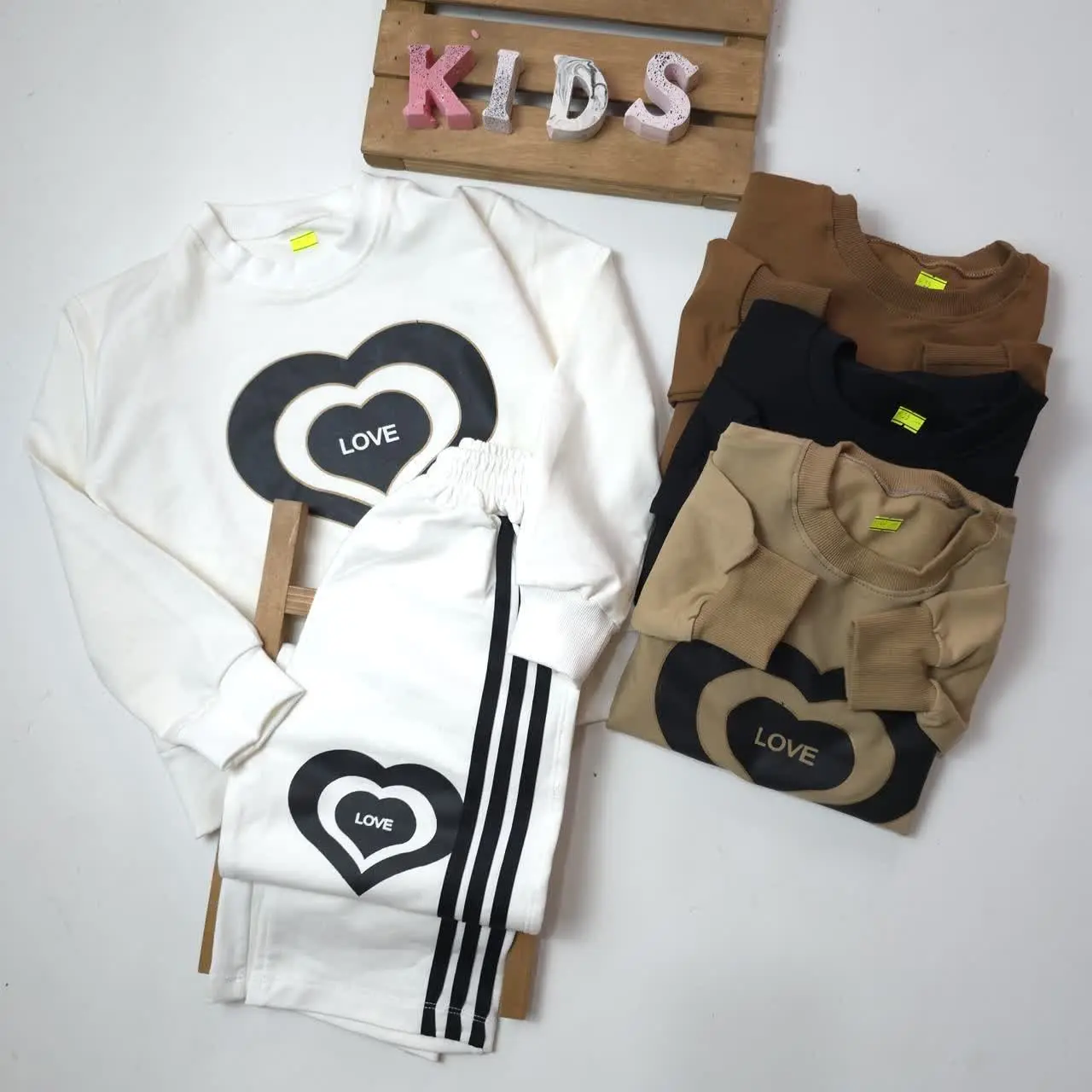 کراپ شلوار بچه گانه نیم بگ طرح قلبی love 🫶❤
