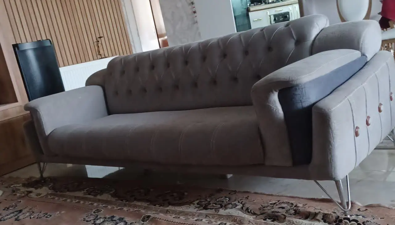 دوتا کاناپه چستر سه نفره پایه فلزی زیرش دو تا پایه چوب هم داره خیلی کم کار کرده کاملا سالم 
