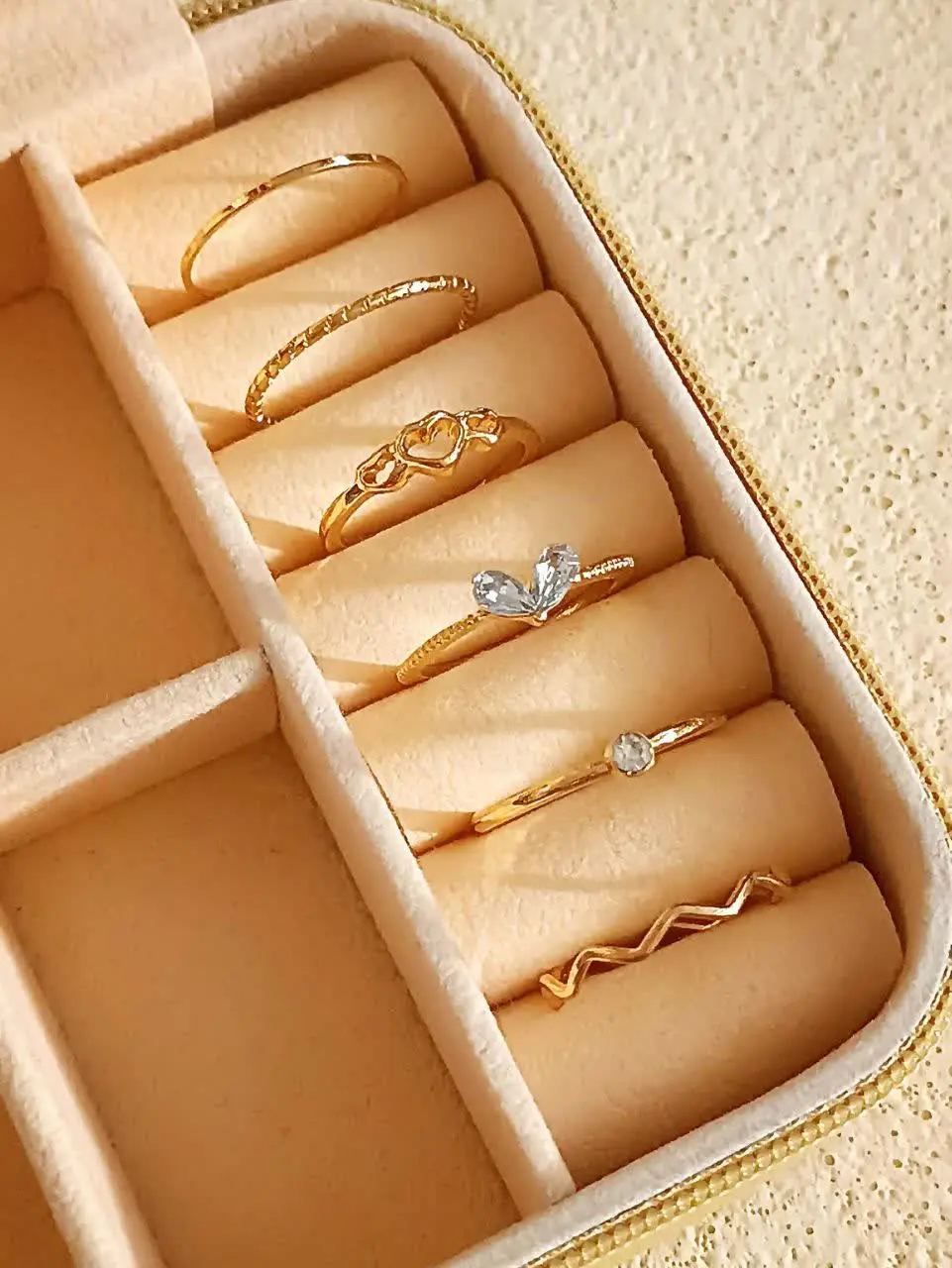 پک های انگشتر طلایی با طراح...