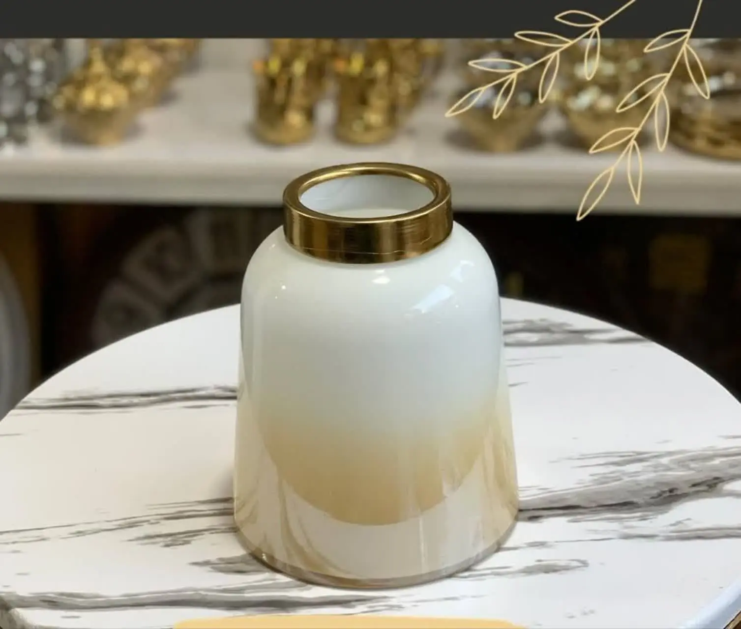 گلدان شیشه ای لب طلا شیری