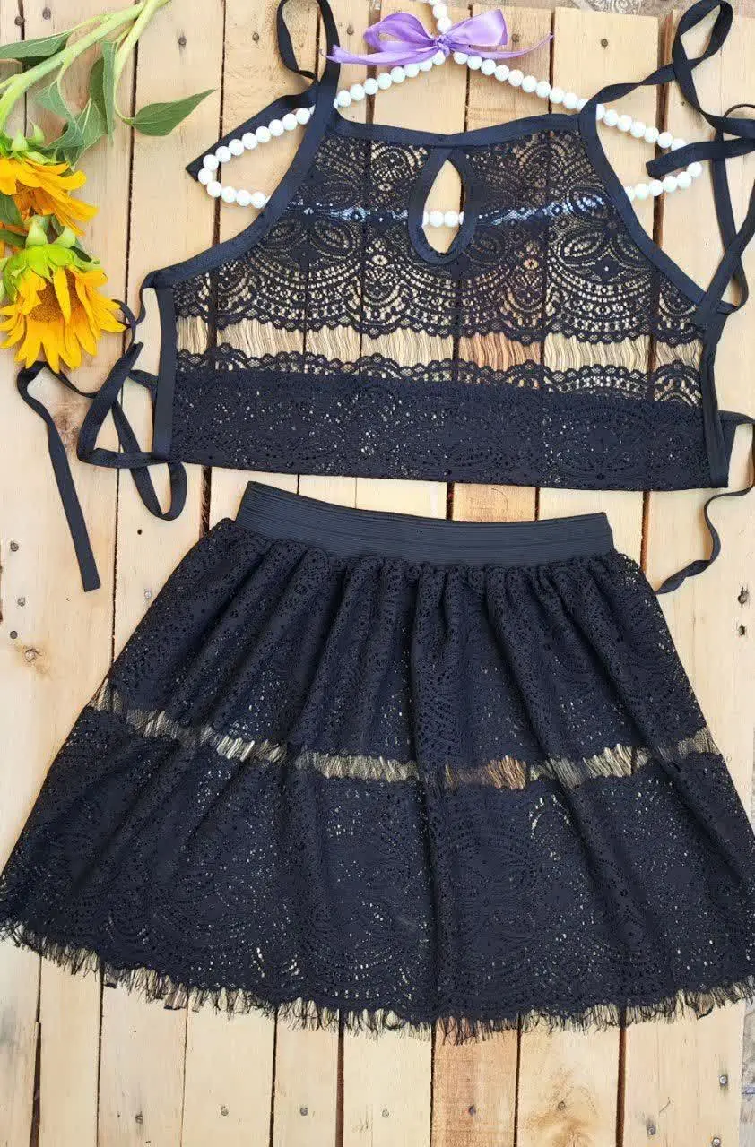 خوبی این مدل اینه که بالاتنه ش از پشت با بند بسته میشه ودامنش هم پر چین با کشسانی بالاس پس 👈فری سایزه🤩😍
