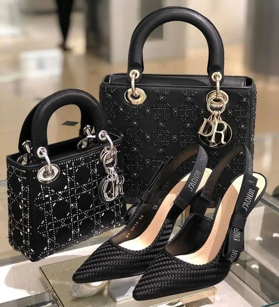 دنبال یه کیف👜 و یه کتونی شی...