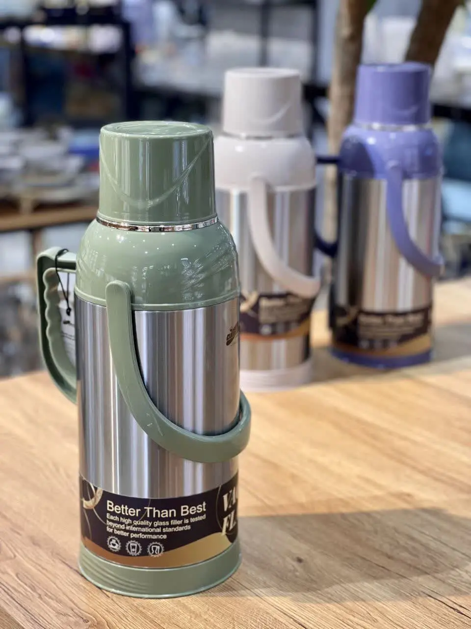 در سه رنگ سبز، کرم و سرمه ای