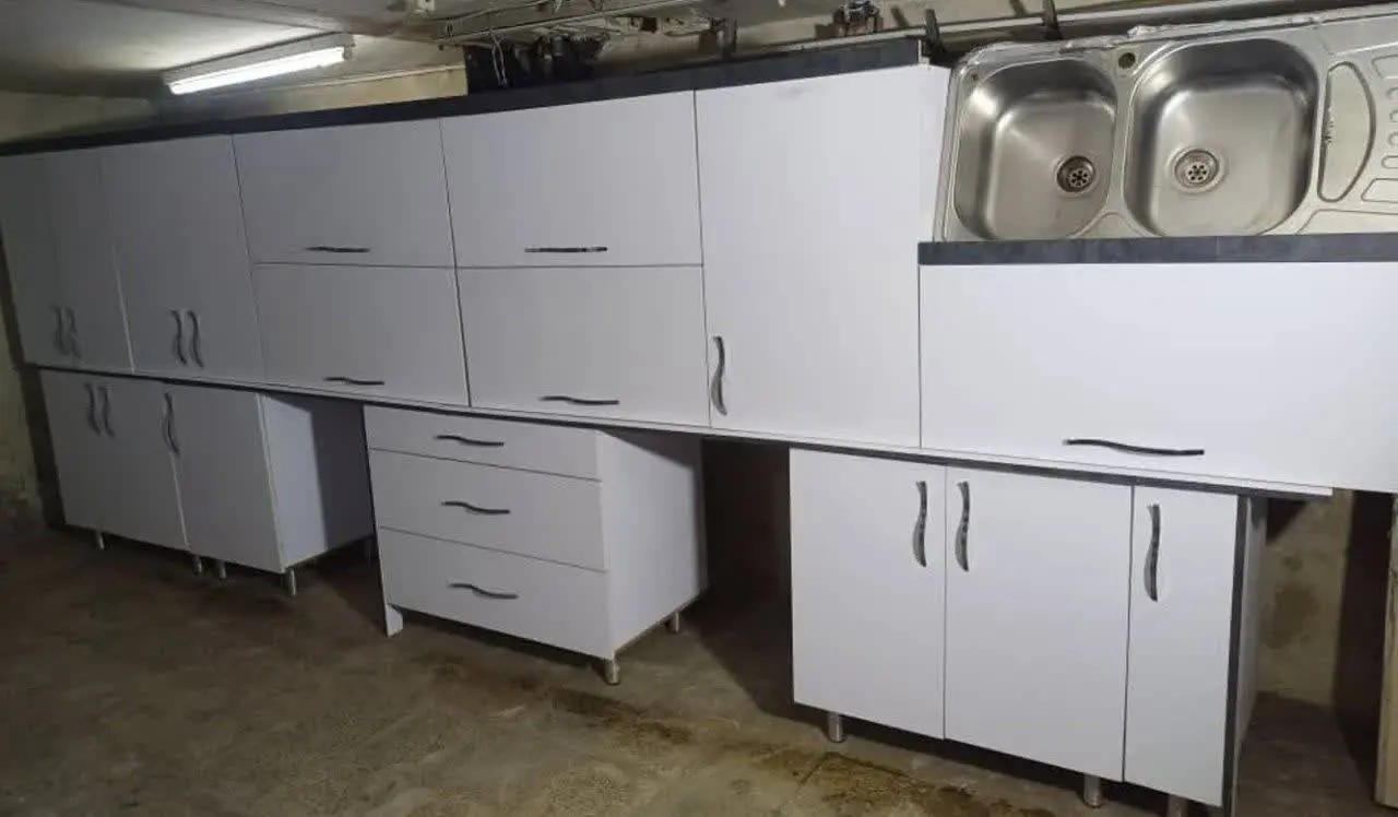 کابینت‌های گلاس سفید مات ۴متر نیم زمینی ۵متر هوایی همراه سینگ باکس یخچال ولباسشویی کابینت نونو تمیز بدون کوچکترین خرابی 
