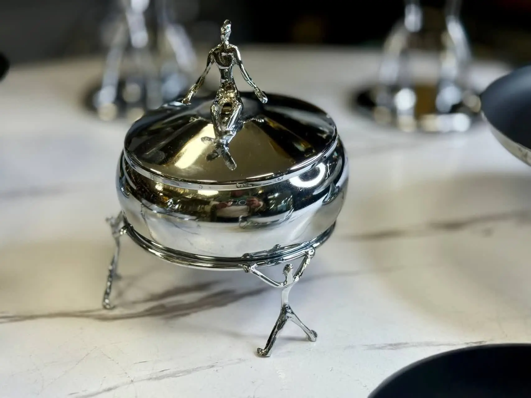 ادمک شکلات درب دار نقره 
