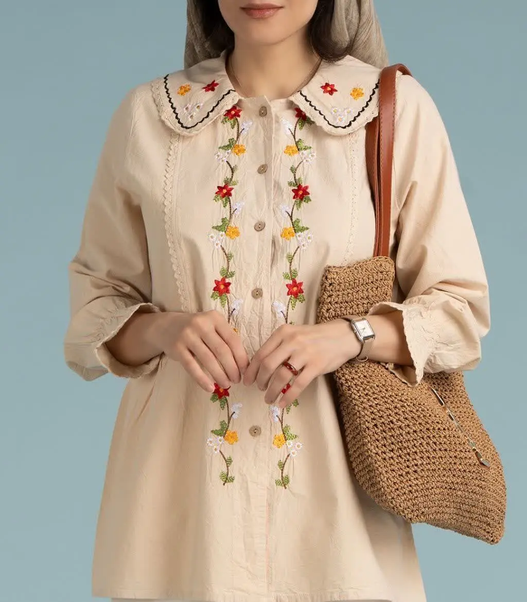 روی یقه و جلوی لباس گلدوزی...