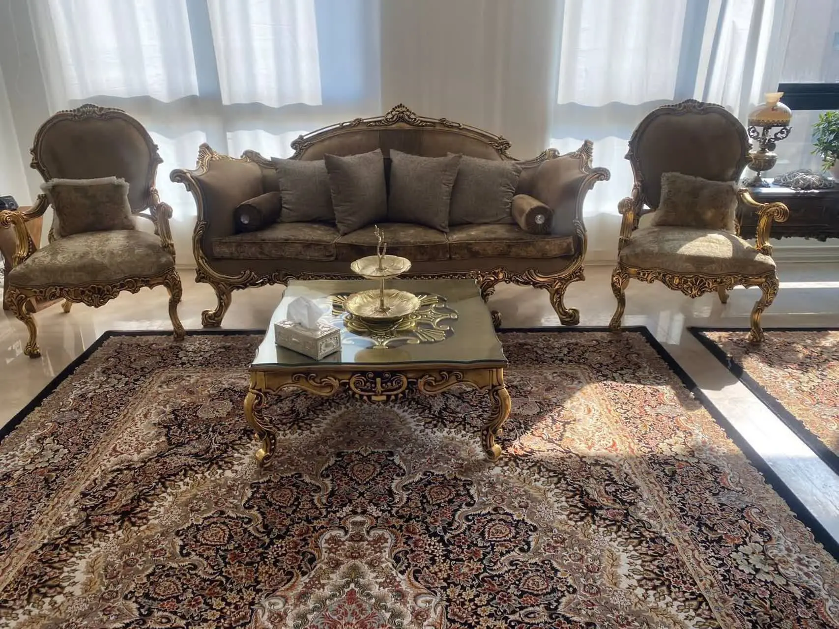 یک دست مبل استیل ورق طلا با جلو مبلی
