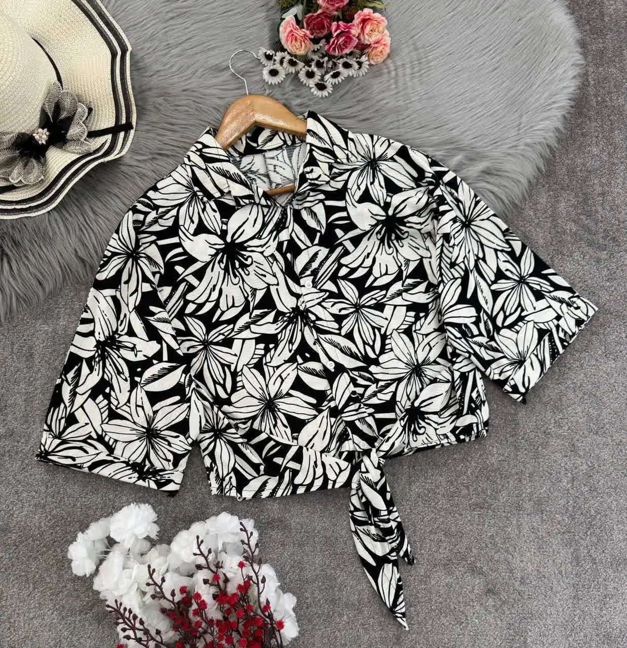  این شومیز همون مدلیه ک با یه دامن یا شلوار بگ بهترین استایل و میشه باهاش ساخت🤩 اگر لباسی میخوای ک هیچ وقت نیاز ب اتو نداشته باشه این مدل باب سلیقته😍 دلبر‌تر از این شومیز داریم مگه😍 یه شومیز