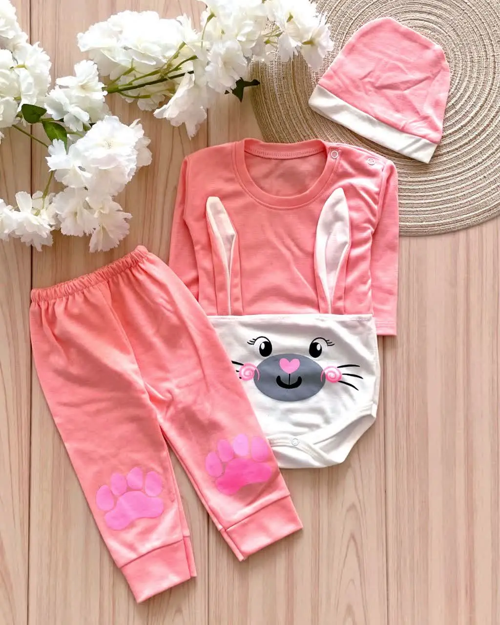 سه تیکه خرگوش گوشدار 
