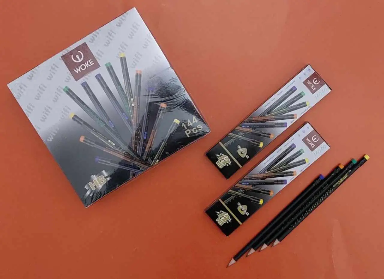 مداد مشکی سه گوش پاکن دار وک
