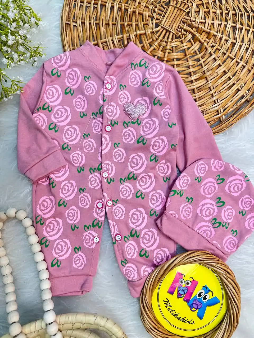 سرهمی طرح گل رز صورتی زمینه کالباسی نوزادی و کودک کد ۱۱۲۰۸۷ 
