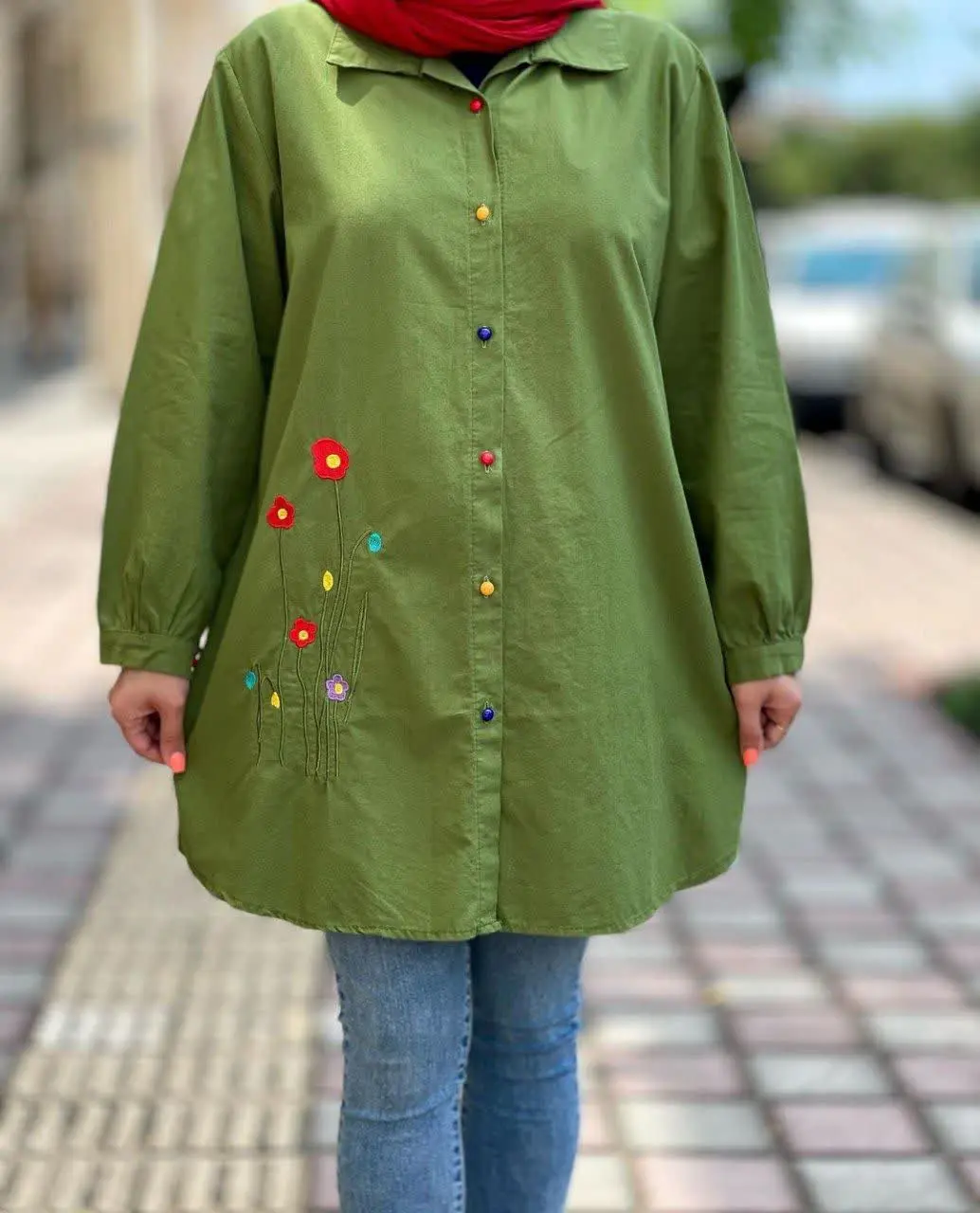 طرفداران مانتو بلند ببنید چ مدلی اومده🤩 طرح گلدوزی بابونه بسیار زیبا🥰
