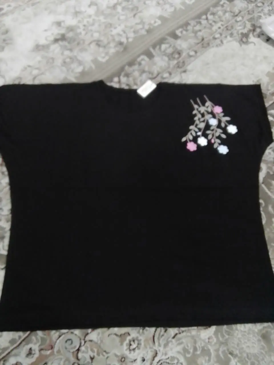 تی شرت زنانه مشکی سرشانه گلدوزی
