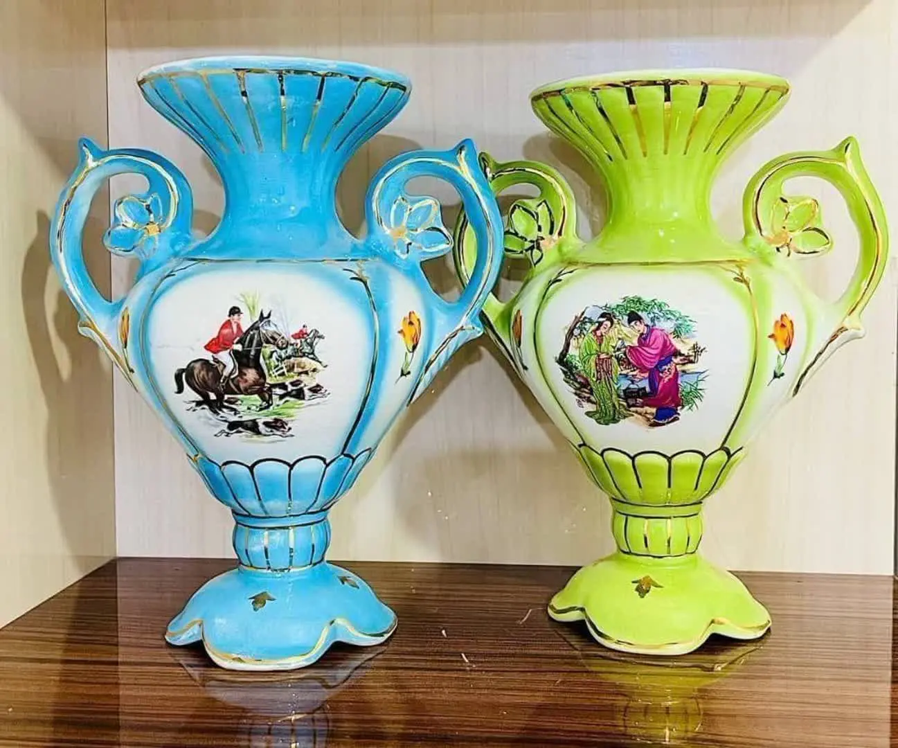 یک جفت گلدان سرامیکی قدیمی